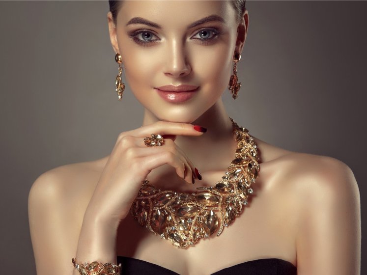 portrait young gorgeous woman dressed jewelry set necklace ring bracelet earrings pretty blue eyed model is demonstrating attractive makeup manicure 1